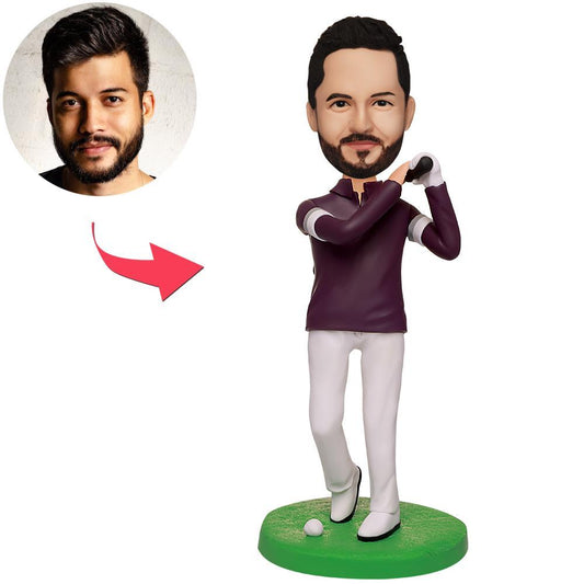 Op maat gemaakte bobbleheads van een man in witte broek die aan het golfen is, met gegraveerde tekst.