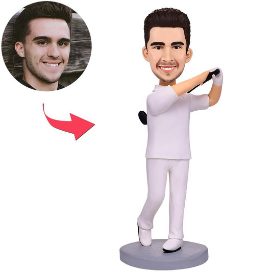 Op maat gemaakte bobbleheads van een golfer in een wit pak met gegraveerde tekst