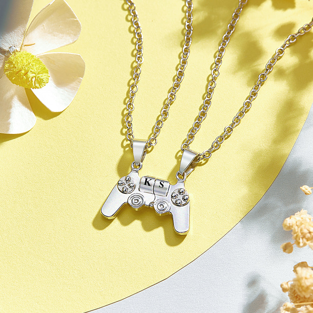 Gepersonaliseerde magnetische hangerketting met gegraveerde initialen, een perfect cadeau voor een stel.