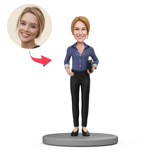 Cabezón personalizado con camisa azul y pantalón negro y texto grabado