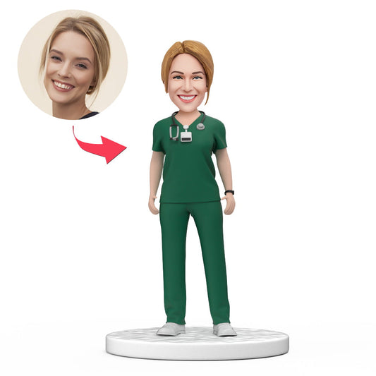 Figura cabezona de doctora personalizada con uniforme verde y texto grabado, regalo para el Día Nacional del Médico.