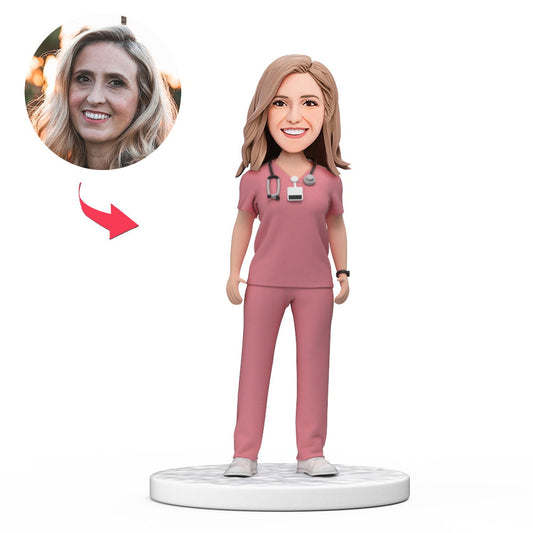 Figura cabezona de doctora personalizada con uniforme rosa y texto grabado, regalo para el Día Nacional del Médico.