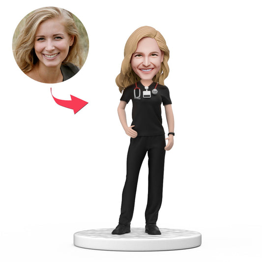 Figura cabezona de doctora personalizada con uniforme negro y texto grabado, regalo para el Día Nacional del Médico.