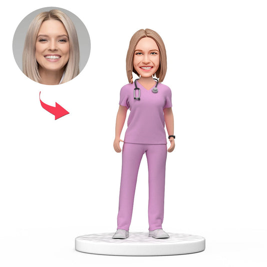 Figura cabezona de doctora personalizada con uniforme morado y texto grabado, regalo para el Día Nacional del Médico.