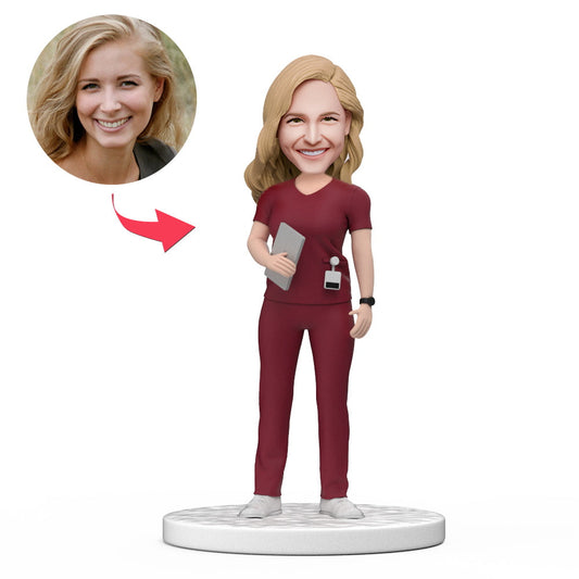 Figura cabezona de doctora personalizada en rojo con tableta y uniforme médico con texto grabado. Regalo para el Día Nacional del Médico.