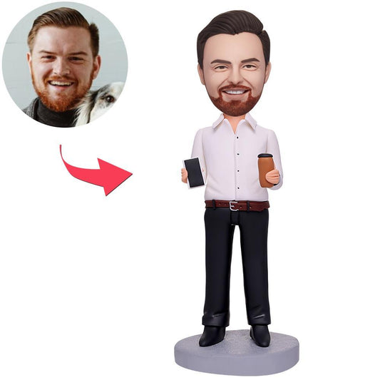 Figuras cabezonas personalizadas con texto grabado de un hombre de negocios con café y teléfono móvil
