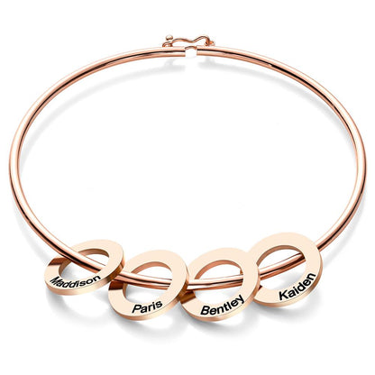 Gepersonaliseerde armband met hartvormige/ronde hangers - een perfect cadeau.