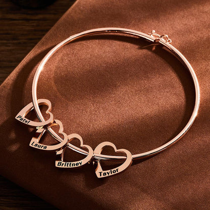 Gepersonaliseerde armband met hartvormige/ronde hangers - een perfect cadeau.