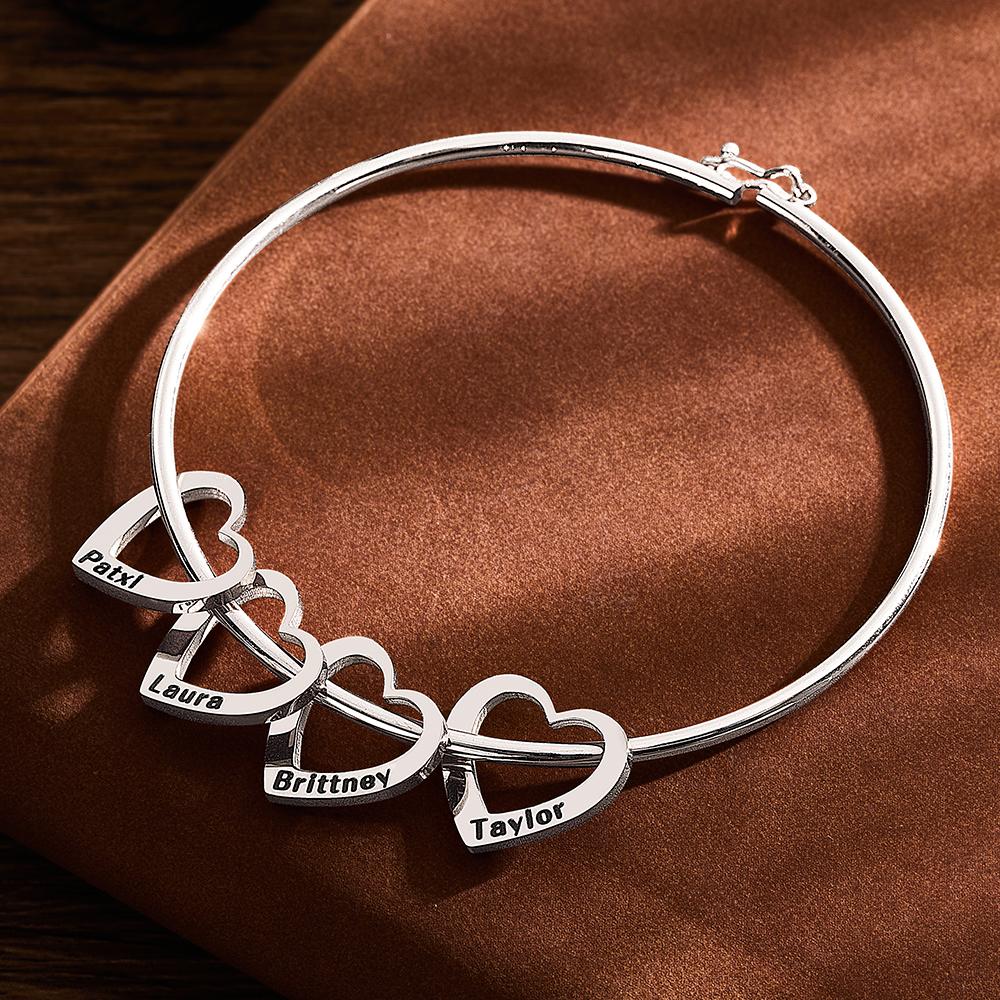 Gepersonaliseerde armband met hartvormige/ronde hangers - een perfect cadeau.