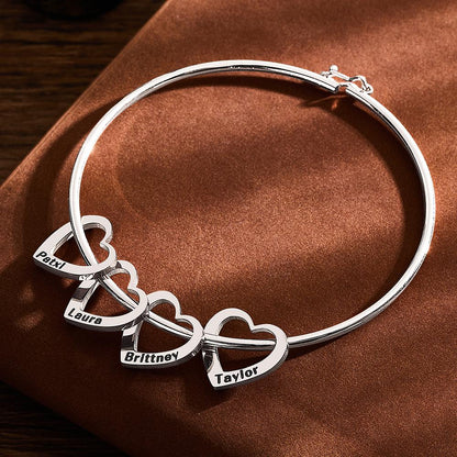 Gepersonaliseerde armband met hartvormige/ronde hangers - een perfect cadeau.