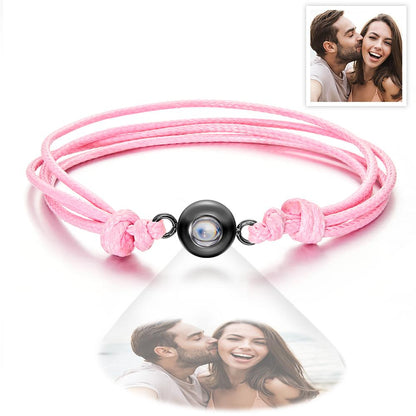 Gepersonaliseerde armband met projectiefoto, geweven stijl, kleurrijk, perfect als cadeau voor stellen.