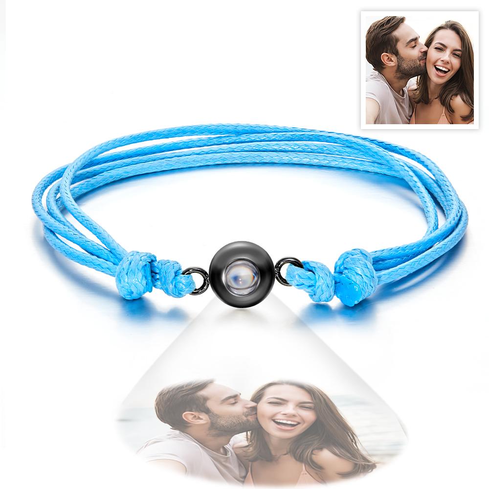 Gepersonaliseerde armband met projectiefoto, geweven stijl, kleurrijk, perfect als cadeau voor stellen.