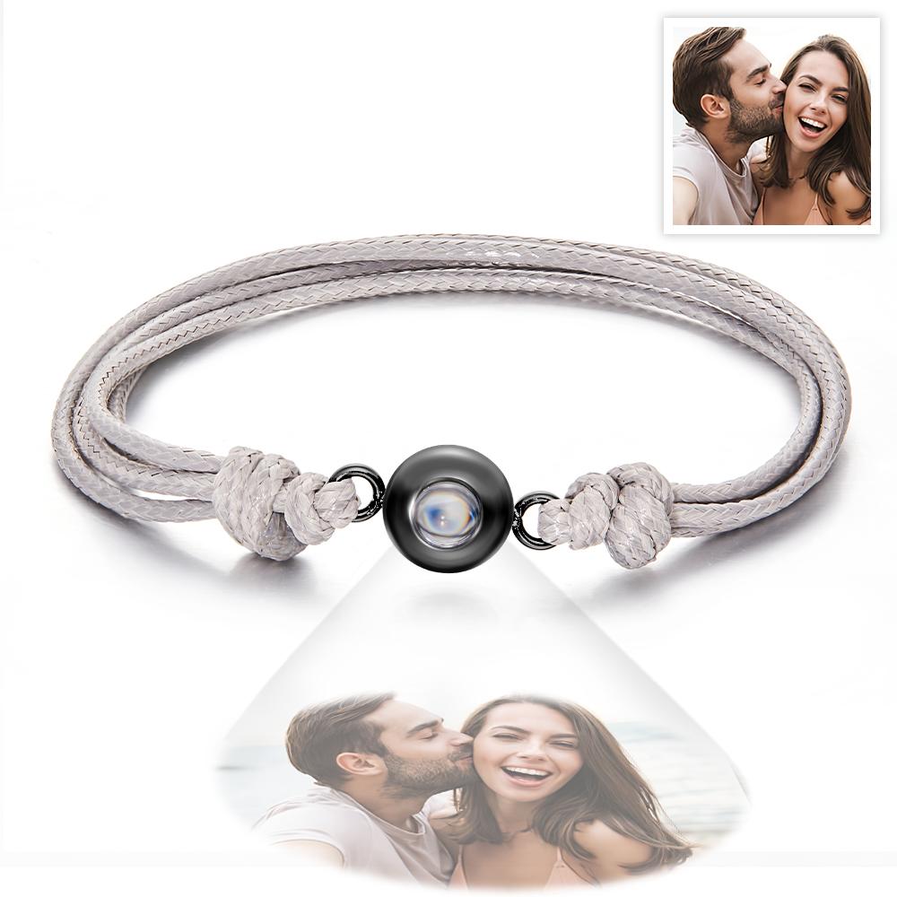 Gepersonaliseerde armband met projectiefoto, geweven stijl, kleurrijk, perfect als cadeau voor stellen.