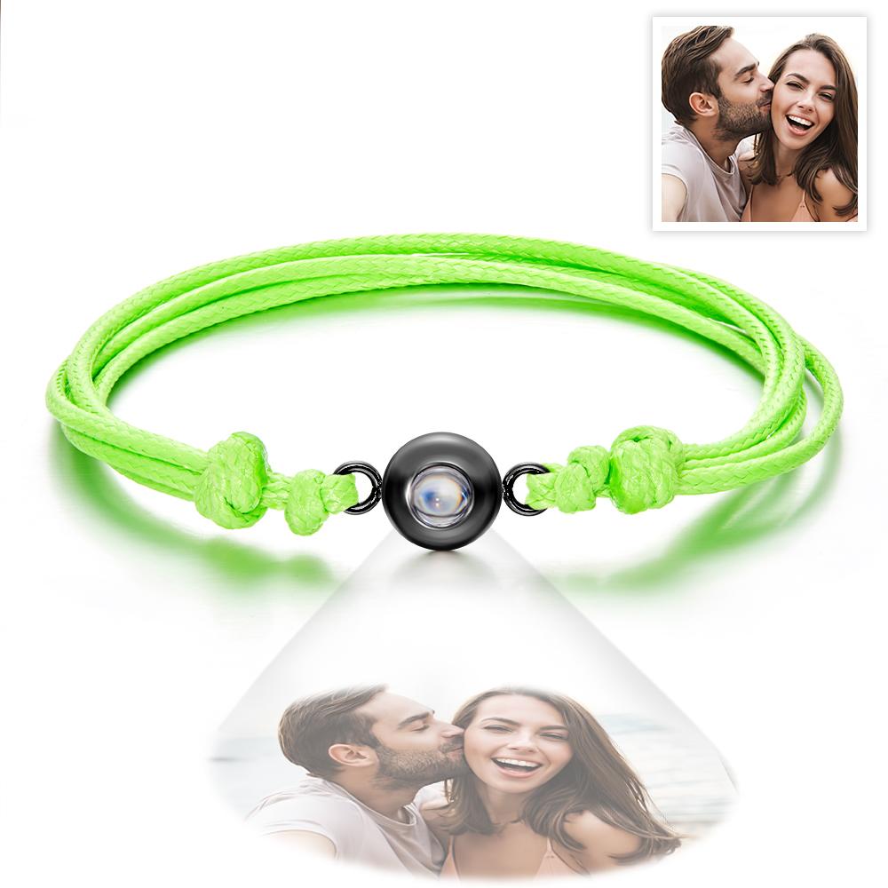 Gepersonaliseerde armband met projectiefoto, geweven stijl, kleurrijk, perfect als cadeau voor stellen.