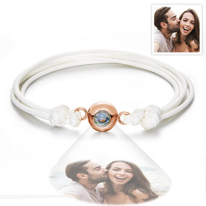 Gepersonaliseerde armband met projectiefoto, geweven stijl, kleurrijk, perfect als cadeau voor stellen.