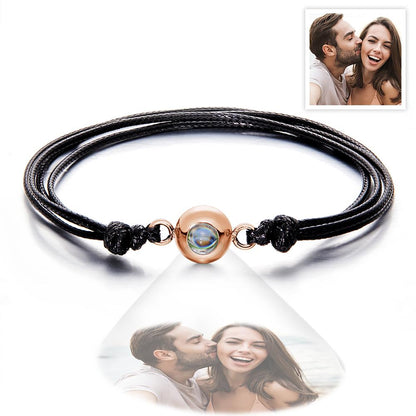 Gepersonaliseerde armband met projectiefoto, geweven stijl, kleurrijk, perfect als cadeau voor stellen.