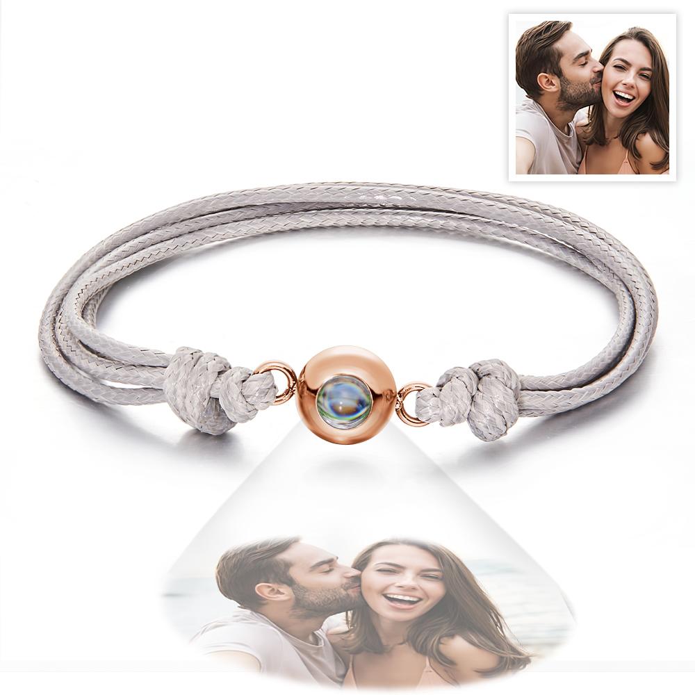Gepersonaliseerde armband met projectiefoto, geweven stijl, kleurrijk, perfect als cadeau voor stellen.