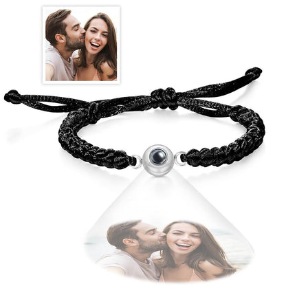 Gepersonaliseerde armband met projectiefoto, geweven stijl, kleurrijk, perfect als cadeau voor stellen.