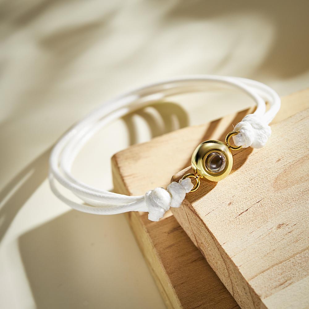 Gepersonaliseerde armband met projectiefoto, geweven stijl, kleurrijk, perfect als cadeau voor stellen.