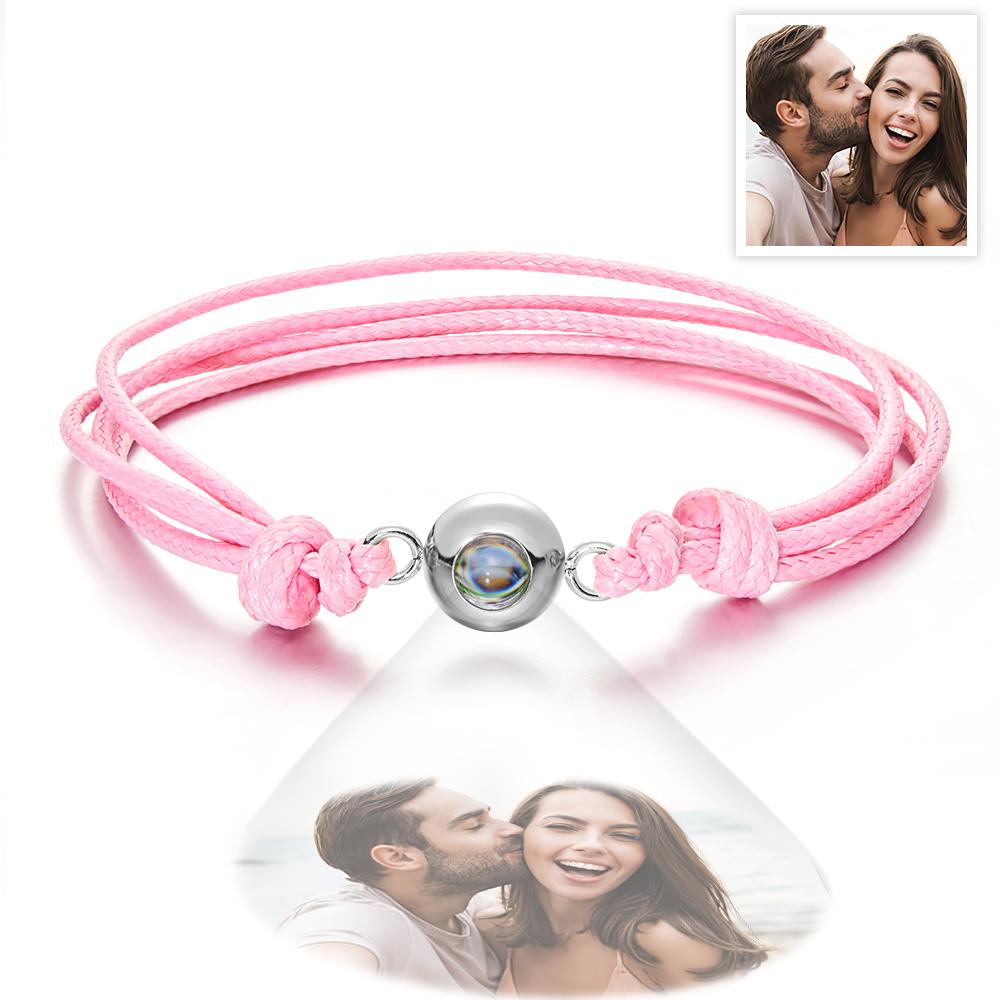 Gepersonaliseerde armband met projectiefoto, geweven stijl, kleurrijk, perfect als cadeau voor stellen.