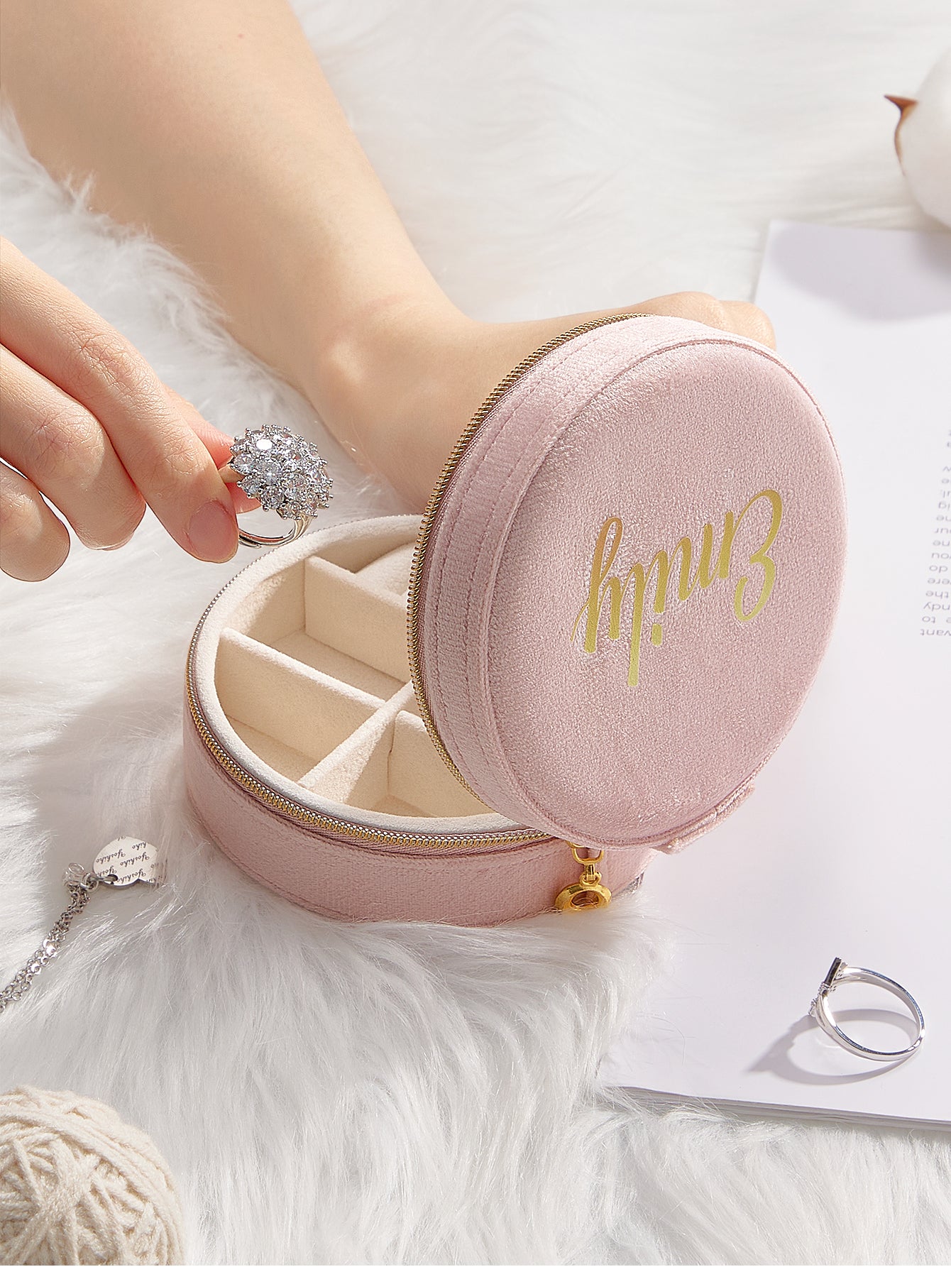 Custom Name Light Pink Round Velvet Jewelry Box – Birthday Wedding & Bridesmaid Gift